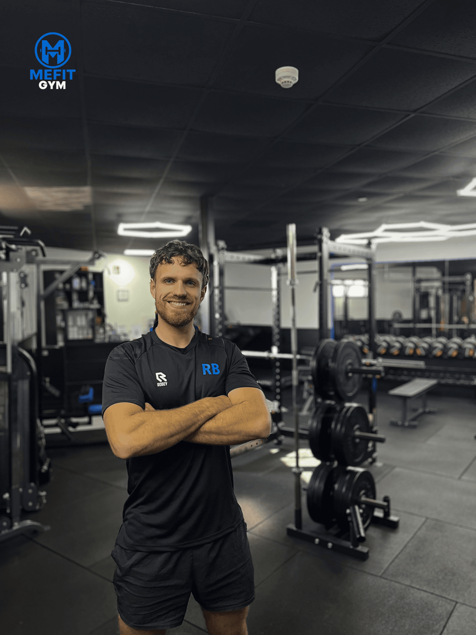 Personal trainer in actie tijdens een 6 weken personal training traject in Den Helder, begeleidt klant in de sportschool voor kracht, conditie en fitness coaching